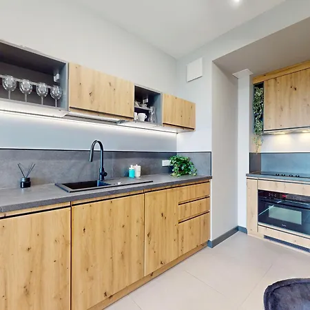 Velvet Sky Ac Balcony Parking *